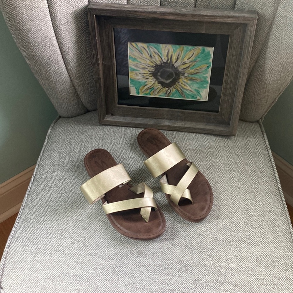 Seven gold sandal